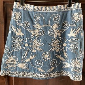 Adorable Alice + Olivia Denim Skirt w embroidery detail